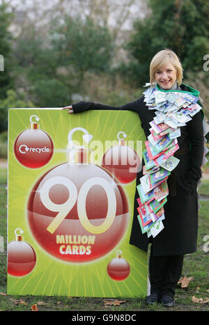 Die Schauspielerin und begeisterte Recyclingerin Jane Horrocks im St James`s Park im Zentrum von London, wo sie sich mit Recycle Now, der nationalen Recycling-Kampagne für England, zusammenschloss, um das jährliche Woodland Trust Christmas Card Recycling Scheme offiziell zu starten und sein Sammelziel für 2007 bekannt zu geben. Stockfoto